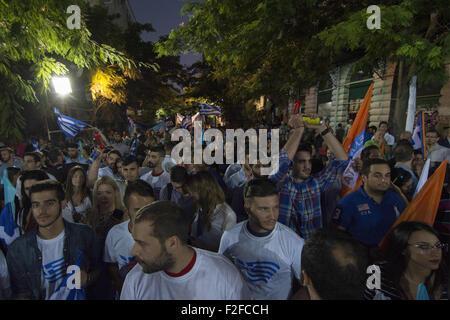 Athènes, Grèce. 17 Sep, 2015. Les partisans de la nouvelle démocratie assister au discours de leur chef Evangelos Meimarakis tenant des drapeaux grecs. Credit : Nikolas Georgiou/ZUMA/Alamy Fil Live News Banque D'Images