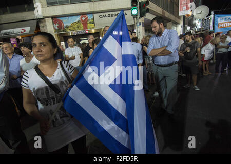 Athènes, Grèce. 17 Sep, 2015. Les partisans de la nouvelle démocratie assister au discours de leur chef Evangelos Meimarakis tenant des drapeaux grecs. Credit : Nikolas Georgiou/ZUMA/Alamy Fil Live News Banque D'Images