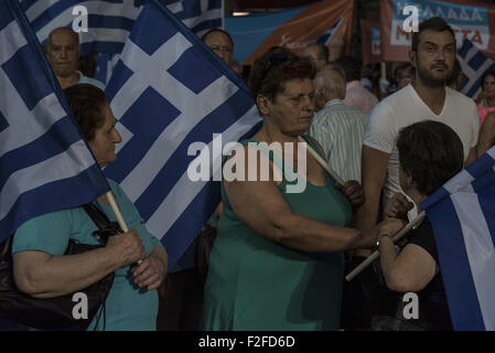 Athènes, Grèce. 17 Sep, 2015. Les partisans de la nouvelle démocratie assister au discours de leur chef Evangelos Meimarakis tenant des drapeaux grecs. Credit : Nikolas Georgiou/ZUMA/Alamy Fil Live News Banque D'Images