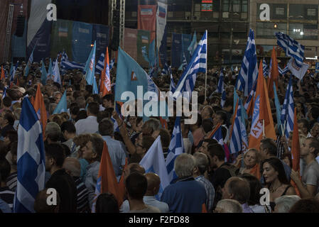 Athènes, Grèce. 17 Sep, 2015. Les partisans de la nouvelle démocratie assister au discours de leur chef Evangelos Meimarakis tenant des drapeaux grecs. Credit : Nikolas Georgiou/ZUMA/Alamy Fil Live News Banque D'Images