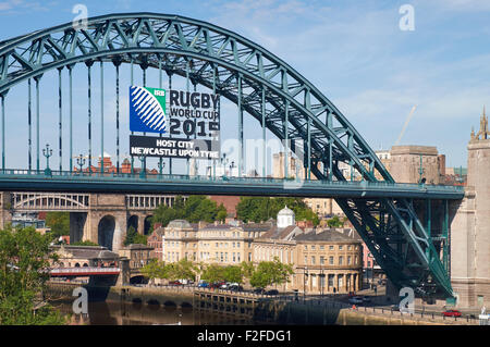 Les hôtes de la Coupe du Monde de Rugby 2015 signe sur le pont Tyne, Newcastle upon Tyne, au Royaume-Uni. Banque D'Images