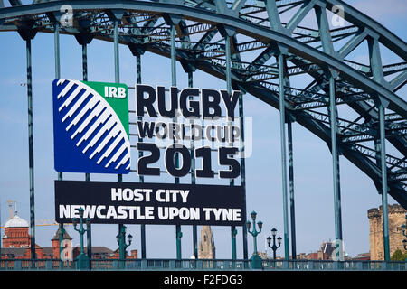 Les hôtes de la Coupe du Monde de Rugby 2015 signe sur le pont Tyne, Newcastle upon Tyne, au Royaume-Uni. Banque D'Images