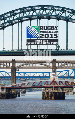 Les hôtes de la Coupe du Monde de Rugby 2015 signe sur le pont Tyne, Newcastle upon Tyne, au Royaume-Uni. Banque D'Images