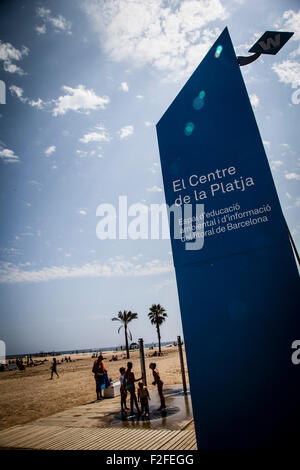 Les hommes prenant une douche dans la plage de la Barceloneta Banque D'Images