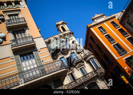 Dragon chinois sur la maison du 19e siècle de parasols (la Casa Bruno Cuadros) immeuble sur La Rambla à Barcelone, Catalogne, Espagne. Banque D'Images