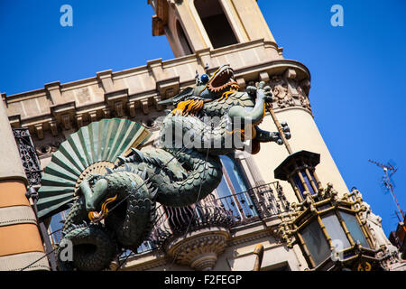 Dragon chinois sur la maison du 19e siècle de parasols (la Casa Bruno Cuadros) immeuble sur La Rambla à Barcelone, Catalogne, Espagne. Banque D'Images