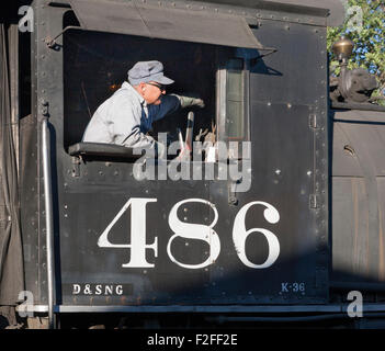 Qui est aux commandes de la locomotive à vapeur 486 de la Durango & Silverton Narrow Gauge Railroad, Durango, Colorado, USA Banque D'Images