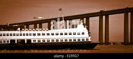 Barca Rio-Nitreoi ferry traversant un pont sur Baia de Guanabara à Rio de Janeiro, Brésil Banque D'Images