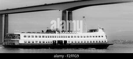 Barca Rio-Nitreoi ferry traversant un pont sur Baia de Guanabara à Rio de Janeiro, Brésil Banque D'Images