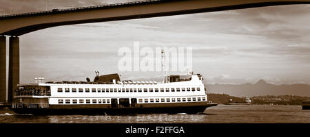 Barca Rio-Nitreoi ferry traversant un pont sur Baia de Guanabara à Rio de Janeiro, Brésil Banque D'Images