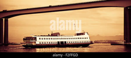 Barca Rio-Nitreoi ferry traversant un pont sur Baia de Guanabara à Rio de Janeiro, Brésil Banque D'Images