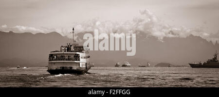 Barca Rio-Nitreoi ferry sur Baia de Guanabara à Rio de Janeiro, Brésil Banque D'Images