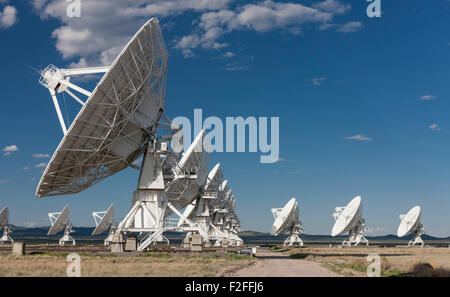Plats radiotélescope du Very Large Array radio observatoire dans les plaines de Saint Agustin près de Socorro, NM, États-Unis Banque D'Images