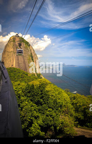 Passage cable car près de Sugarloaf Mountain, de la baie de Guanabara, Rio de Janeiro, Brésil Banque D'Images