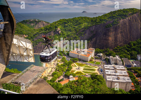 Cable car en mouvement sur une zone résidentielle, Urca, Rio de Janeiro, Brésil Banque D'Images