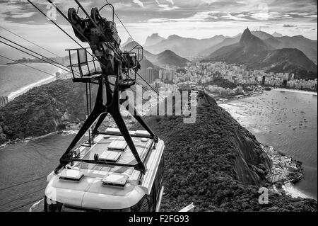 Passage cable car près de Pain de Sucre, Rio de Janeiro, Brésil Banque D'Images