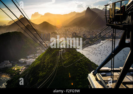 Passage cable car près de Pain de Sucre, Rio de Janeiro, Brésil Banque D'Images