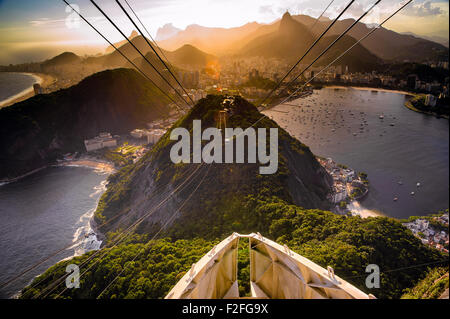 Passage cable car près de Pain de Sucre, Rio de Janeiro, Brésil Banque D'Images