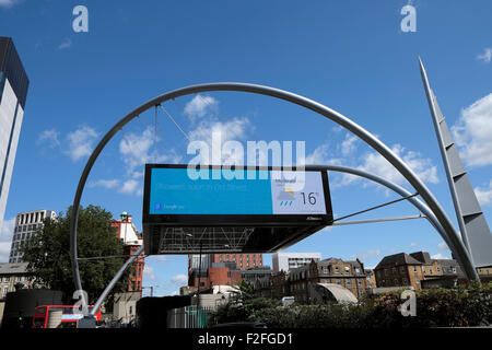 Panneau d'affichage publicitaire Google numérique Au Rond-Point de silicium sur Old Street Shoreditch dans l'est de Londres Royaume-Uni KATHY DEWITT Banque D'Images