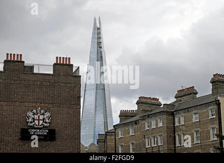 Le Shard building moderne vue d'une Corporation of London housing estate old new architecture in South London, UK KATHY DEWITT Banque D'Images