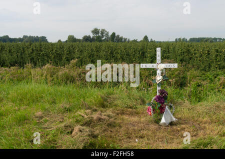 Petite Croix du souvenir le long d'une route aux Pays-Bas Banque D'Images