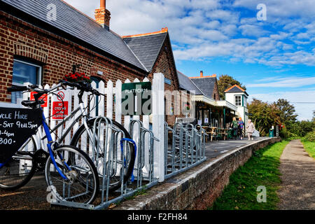 Maintenant, un café et un restaurant appelé "Off the Rails", Yarmouth, île de Wight est plein de souvenirs de l'ancienne voie ferrée. Banque D'Images