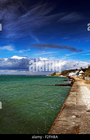 Le front de mer, est le centre de Totland Bay, sur la côte ouest de l'île de Wight, Angleterre Banque D'Images