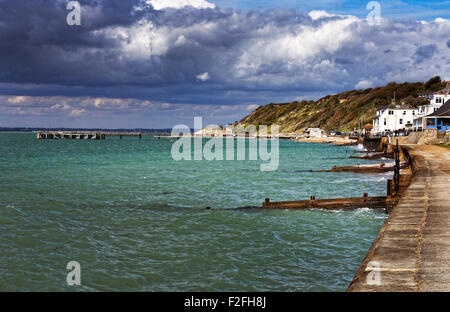 Le front de mer, est le centre de Totland Bay, sur la côte ouest de l'île de Wight, Angleterre Banque D'Images