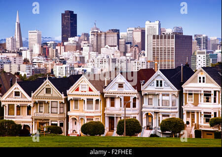 L'horizon de San Francisco avec des maisons victoriennes traditionnelles avant-plan. Banque D'Images