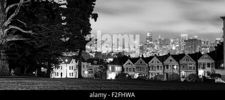 Maisons de style victorien sur l'horizon de la rue Steiner avec en arrière-plan, Alamo Square Park, Alamo Square, San Francisco, CA Banque D'Images