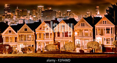 Maisons de style victorien sur l'horizon de la rue Steiner avec en arrière-plan, Alamo Square Park, Alamo Square, San Francisco, CA Banque D'Images