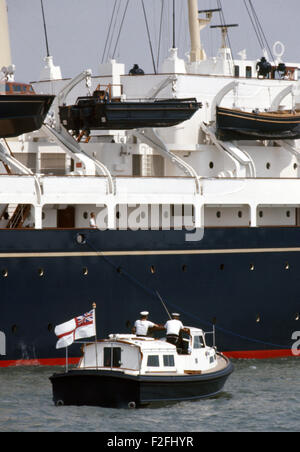 AJAXNETPHOTO. Août, 1975. COWES, ÎLE DE WIGHT, Angleterre. - ROYAL YACHT - UNE BARGE DE LA MARINE vous attend sur le yacht royal Britannia, tout en mouillant au large pendant la semaine de Cowes régate. photo:JONATHAN EASTLAND/AJAX REF:602134 Banque D'Images