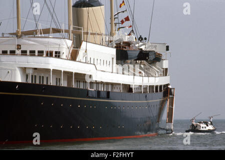 AJAXNETPHOTO. Juillet,1975. SPITHEAD, Angleterre. - ROYAL YACHT - UNE BARGE DE LA MARINE S'ÉLOIGNE DE LA ROYAL YACHT BRITANNIA ANCRÉ À COWES POUR LA Régate de voile. photo:JONATHAN EASTLAND/AJAX REF:602135 Banque D'Images