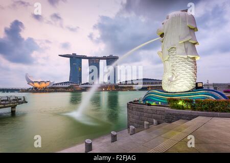 Le Merlion fontaine à Marina Bay. Le Merlion est une icône marketing utilisé comme mascotte et la personnification de Singapour. Banque D'Images