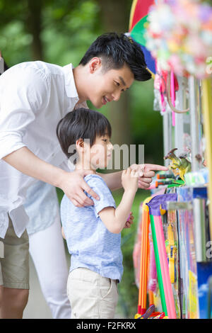 Père et fils l'achat de jouets Banque D'Images