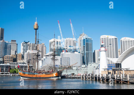 HM Bark Endeavour dans Darling Harbour et le centre-ville de Sydney skyline, New South Wales, Australie Banque D'Images