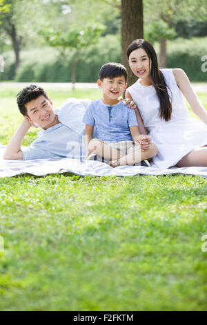 Happy Family sitting on grass Banque D'Images