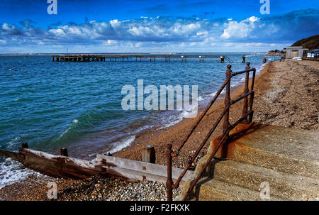 Le front de mer, est le centre de Totland Bay, sur la côte ouest de l'île de Wight, Angleterre Banque D'Images