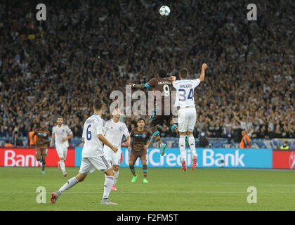 Kiev, Ukraine. 16 Sep, 2015. Yevhen Khacheridi (R) de Dynamo Kiev rivalise pour la balle en l'air avec Vincent Aboubakar de Porto lors de la Ligue des Champions, Groupe G, match de football entre le FC Dynamo Kiev et le FC Porto à NSK Olimpiyskyi Stadium. © Sergii Kharchenko/Pacific Press/Alamy Live News Banque D'Images