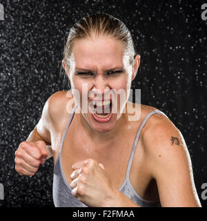 Femme en colère crier à l'appareil photo de chasse Banque D'Images