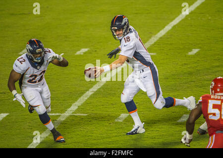 Kansas City, Missouri, États-Unis. 17 Septembre, 2015.Denver Broncos QB # 18 Peyton Manning en action au cours de la NFL football match entre les Chiefs de Kansas City et les Denver Broncos au Arrowhead Stadium de Kansas City, Missouri. Credit : Cal Sport Media/Alamy Live News Banque D'Images