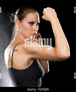 Femme sportive au combat contre Black Pose Banque D'Images