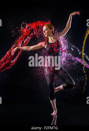 Danseuse d'être éclaboussé par l'eau colorée Banque D'Images