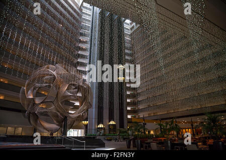 Sculpture 'eclipse' par Charles o. Perry à l'intérieur de l'atrium de l'hôtel Hyatt Regency de l'Embarcadero 4, San Francisco, Californie Banque D'Images