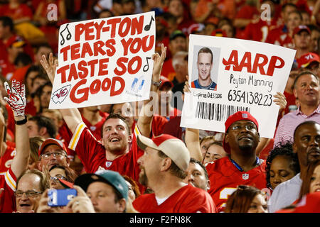 Kansas City, MO, USA. 17 Septembre, 2015. Kansas City Chiefs fans tenir les panneaux pour narguer Peyton Manning au cours de la NFL d'ouverture à domicile entre les Broncos de Denver et les Kansas City Chiefs au Arrowhead Stadium de Kansas City, MO Tim Warner/CSM. Banque D'Images