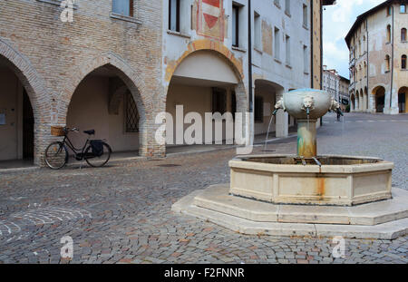 Vue de la fontaine de la place Saint-Marc, à Pordenone Banque D'Images