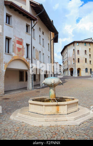 Vue de la fontaine de la place Saint-Marc, à Pordenone Banque D'Images