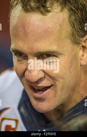 Kansas City, Missouri, États-Unis. 17 Septembre, 2015.Denver Broncos QB # 18 Peyton Manning postgame interview après la NFL football match entre les Chiefs de Kansas City et les Denver Broncos au Arrowhead Stadium de Kansas City, Missouri. Credit : Cal Sport Media/Alamy Live News Banque D'Images