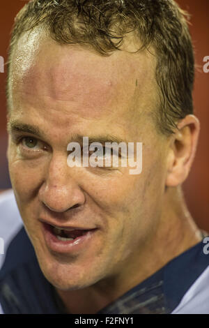 Kansas City, Missouri, États-Unis. 17 Septembre, 2015.Denver Broncos QB # 18 Peyton Manning postgame interview après la NFL football match entre les Chiefs de Kansas City et les Denver Broncos au Arrowhead Stadium de Kansas City, Missouri. Credit : Cal Sport Media/Alamy Live News Banque D'Images