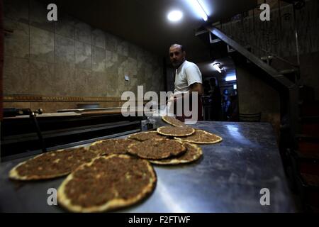 Amman, Jordanie. 17 Sep, 2015. Un réfugié syrien travaille dans un restaurant à Amman, capitale de la Jordanie, le 17 septembre 2015. © Mohammad Abu Ghosh/Xinhua/Alamy Live News Banque D'Images